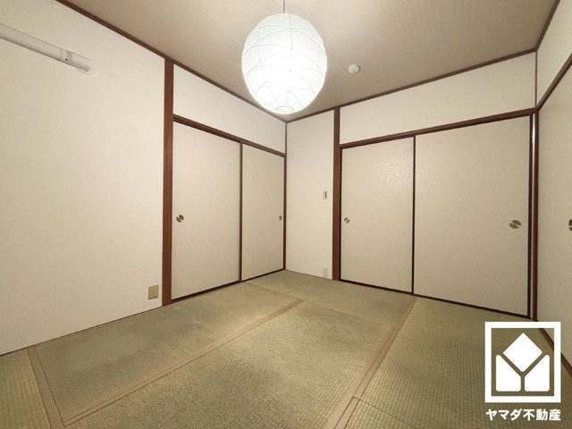 苦楽園アーバンライフ1号棟の和室|畳の香りに包まれる、心落ち着く和の空間。忙しい日常の中で、ほっと一息つける癒しの住まい。