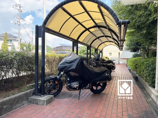 苦楽園アーバンライフ1号棟の駐輪場|屋根付きのバイク置場を完備。雨や風、直射日光からお乗り物を守ることができます。