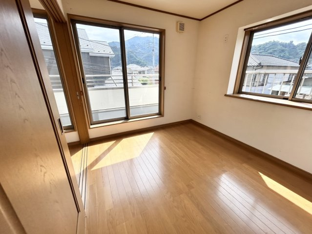 【寝室】 | 寝室でゆっくりと過ごすためにはベッド周りの適度な空間を担保することや窓の位置、照明の明るさ、寝室の広さなどを考える必要があります。自身や家族の構成とライフスタイルに併せて寝室にする部屋を選びましょう！