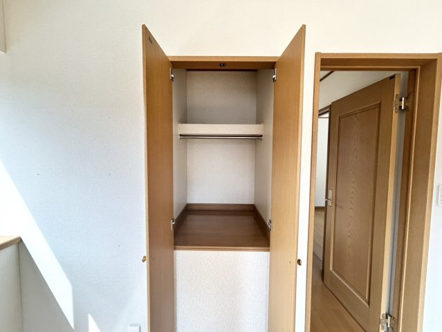 【収納】 | デザイン性を重視しすぎて収納が少なかった！なんてことにならないため、事前に現地で収納の数を確認しておくことをお勧めします。クローゼット以外にも床下収納や屋根裏収納、パントリーなどもチェックしましょう。