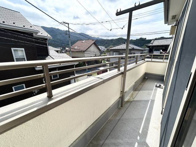 【バルコニー】 | バルコニーは、室外の専用スペースのうち、「屋根がなく開放された空間」であるものを指します。ベランダより広いタイプのものが多く、日当たりもよいため家庭菜園などを楽しみたい人にとって適した環境となります。
