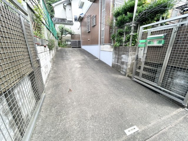 【駐車場】 | 駐車場と明記されていても、最小スペースでつくられた駐車場だと大型車は駐車できなかったり、出入りしにくくなったりする可能性があります。お車のサイズと購入したい物件の駐車場のサイズを現地で確認しましょう。