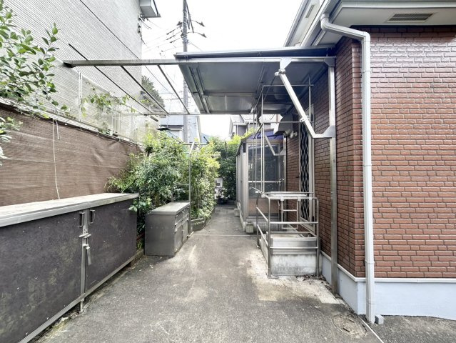 【庭】 | 庭があることでガーデニングや家庭菜園はもちろん、こどもの遊び場やペットを放して遊ぶことができます。また、家の周囲に余裕があるということです。隣地との間があれば、十分な日当たりと、風通しが確保できます。
