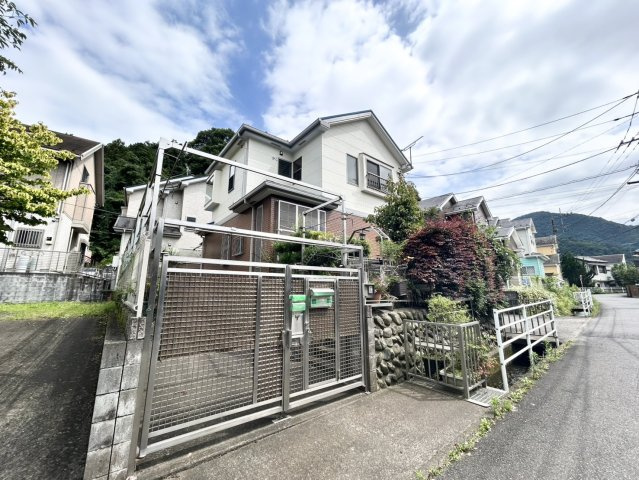 【前面道路含む現地写真】 | 住宅用の土地では前面道路に2m以上接していなければならないと法律で定められています。しかし、お持ちの車のサイズやライフスタイルなどにより、2mでは利便が悪い場合もございますので、事前に確認しましょう。