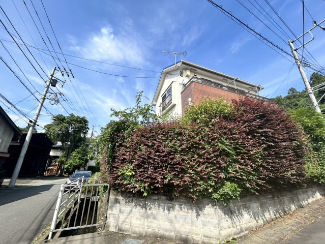 【前面道路含む現地写真】 | お持ちの車種によっては前面道路が広い方が便利でしょう。しかし、前面道路が広ければその分交通量が多くなるため、騒音などが気になる場合があります。実際に現地を見学し、周辺交通量や騒音などを確認しましょう！