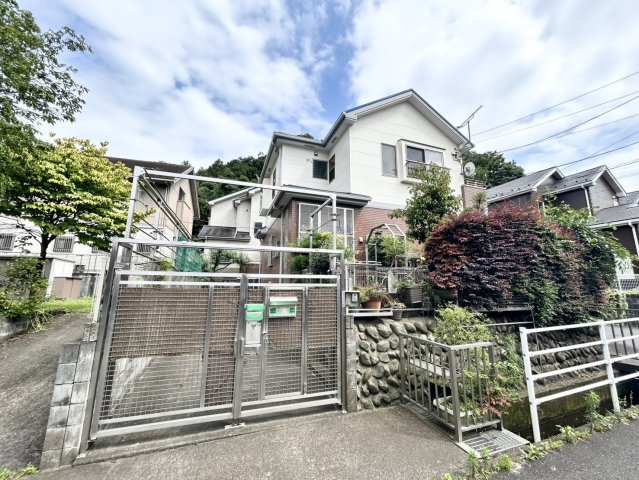 【外観】 | 現地に行くなら、物件の周囲の地形がどうなっているかを見ることも大切です。周辺より低くなっている土地では、大雨などで水が集まりやすいため、地盤が弱くなっているということも考えられるため、注意が必要です。