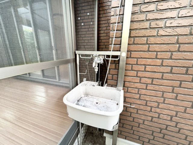 【設備】 | 敷地内に散水栓や立水栓があると便利です。水道水を直接利用できるため、水を運ぶ手間を省くことが出来ます。大量の水を必要とする洗車作業や清掃などに役立ちます。その他設備とあわせて、現地でご確認ください。