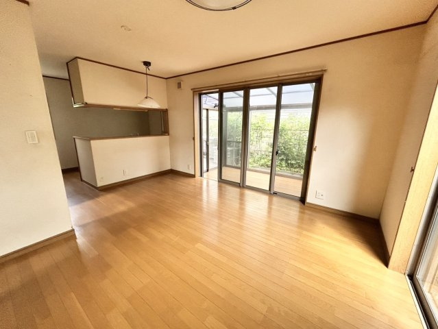 【居間・リビング】 | L型アイランドタイプは、キッチンからダイニングにもリビングにも目が行き届くので、とても使いやすい配置です。L字型独立タイプは、キッチンを独立させてるためLDKというよりもLDといった様なイメージです。