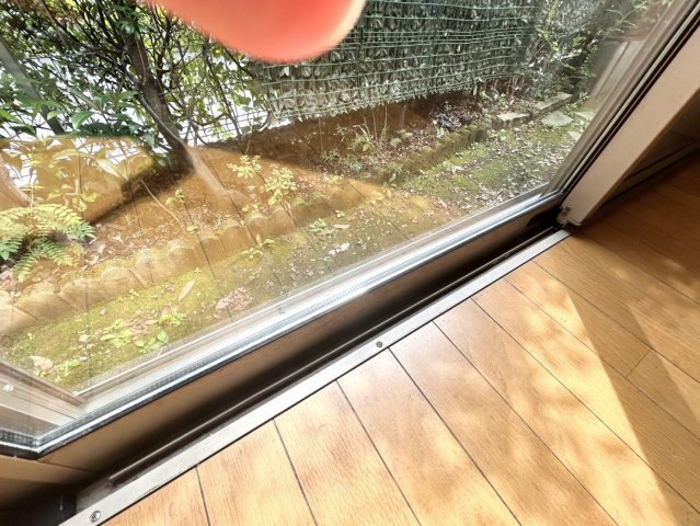 【内装】 | サッシは、ガラス窓に使用される金属製の窓枠です。一般的に住宅建築では、金属製建具工事の段階でガラス類・玄関などと同時に設置されます。種類や構造により断熱性能や遮音性能が異なるので現地でご確認ください。