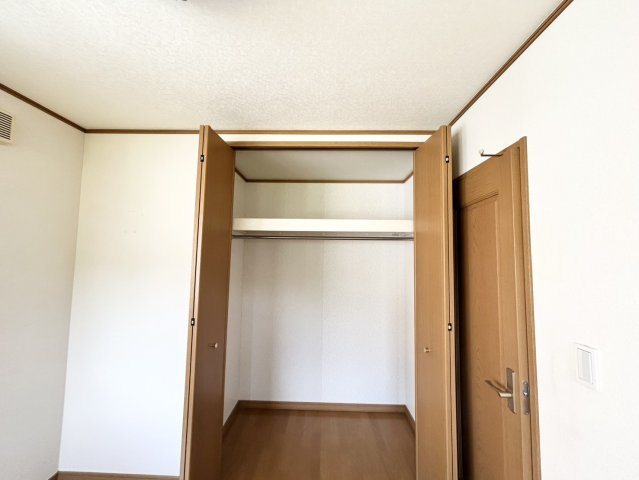 【内装】 | 限られた敷地面積の場合、収納スペースを狭くして居室スペースを広く取ろうとすると、収納スペースがなくて困ることがあります。見学の際に各部屋に収納スペースがあるか、収納を置く場所はあるのか確認しましょう。
