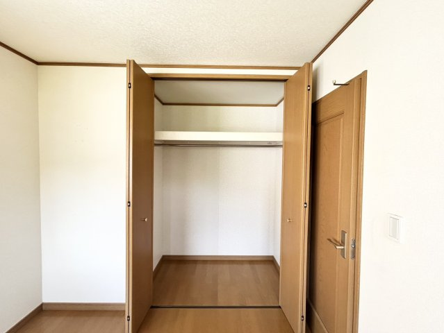 【収納】 | ウォークインクローゼットがあれば、クローゼット内でコーディネートが完成できますし、季節の変わり目に行う衣替えの手間も省けます。また、スーツケースなど大きいものもしまうことができ使い勝手がよいです。