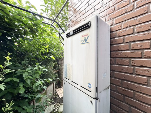 【発電・温水設備】 | 省エネ給湯器とは従来型の給湯器より熱効率が高く、少ない燃料でたくさんのお湯を沸かすことが出来る高効率な給湯器のことを指します。また、省エネ給湯器には種類があり、利便性や効果なども様々です。