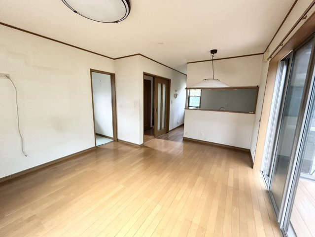 【居間・リビング】 | 直線タイプはLとDKを一直線に並べた形で対面キッチンのタイプです。一般的なのでよく見かけるかもしれません。直線タイプに似た直接アイランドタイプは、キッチンとダイニングの間に壁がない分広く感じられます。