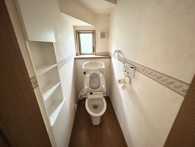 【トイレ】 | トイレは大きさや形、機能、抗菌性などが異なる多種多彩なタイプが各メーカーから出ています。それぞれに良さがあるため、事前にどういったタイプのトイレがいいのかをご家庭内で決めて、内見に行くといいでしょう。