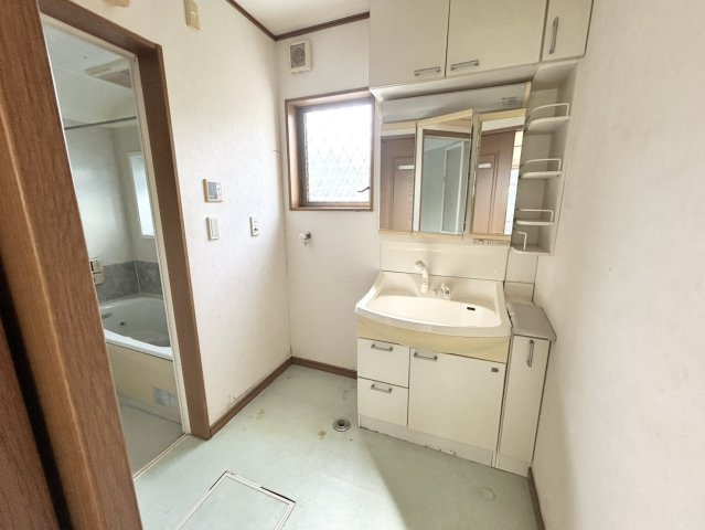 【脱衣所】 | 多くの戸建て住宅で見かける洗面脱衣所は、洗面台と洗濯機が2畳ほどのスペースに並べられていて、洗面所が脱衣所を兼ね備えている間取りが一般的です。お客様が利用することもある、パブリックな空間でもあります。