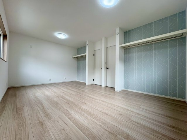 福井町　新築戸建住宅の洋室|ナチュラルなフローリングが心地よい洋室。2面採光（または大きめの窓）で通風・日当たりも良好です。