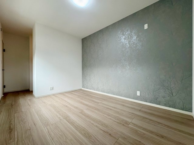 福井町　新築戸建住宅の洋室|一部にシックなアクセントクロスを採用したおしゃれな洋室。落ち着いた空間を演出しています。