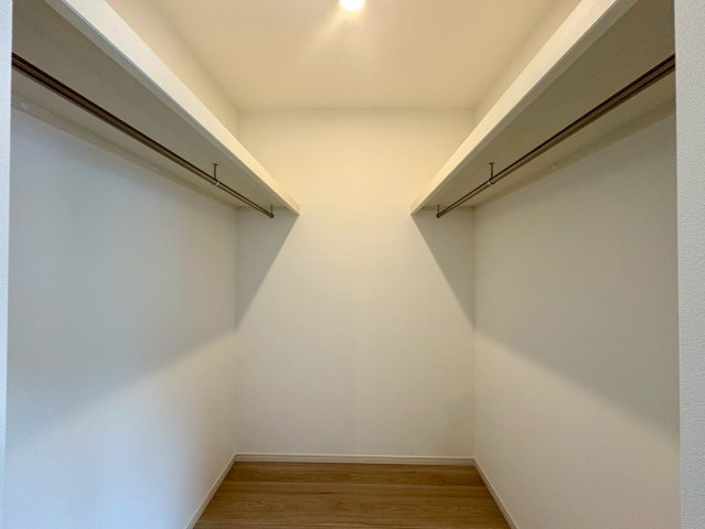福井町　新築戸建住宅の収納|お洋服をたっぷり掛けられるハンガーパイプ付きの大型クローゼット。衣替えの季節も安心の収納力。