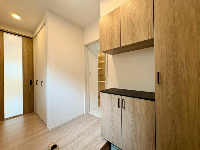 福井町　新築戸建住宅の玄関|木目調の大型シューズボックスを備えた玄関。いつでもすっきりと綺麗な空間をキープできます。
