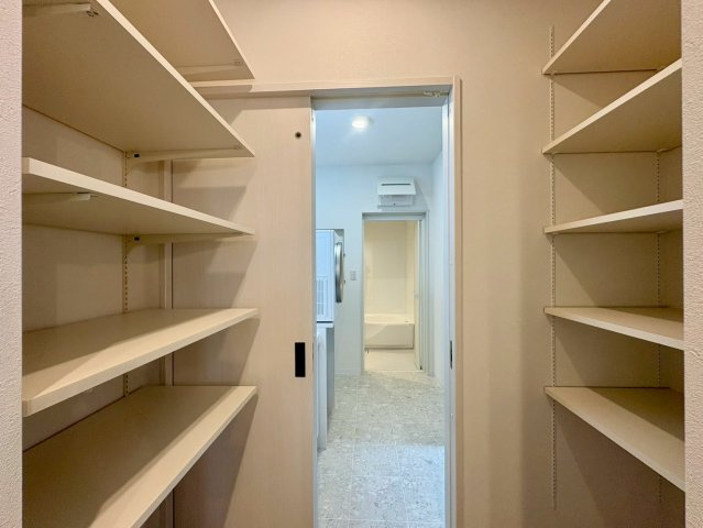 福井町　新築戸建住宅の収納|可動棚付きで細かな荷物もスマートに整理整頓できる収納スペース。生活動線上にあり使い勝手◎