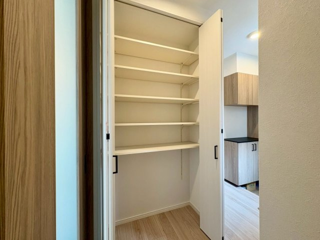 福井町　新築戸建住宅の収納|日用品のストックやパントリーとしても大活躍する便利な可動棚。空間を無駄なく有効活用できます。