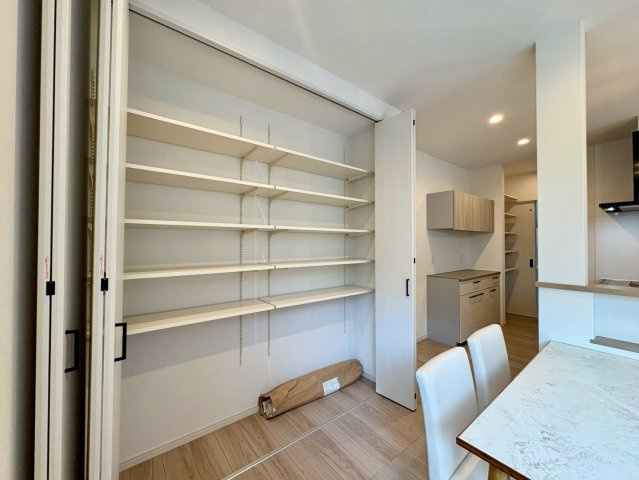 福井町　新築戸建住宅の収納|リビング横の便利な可動棚。書類や日用品をサッとしまえて、共有スペースを綺麗に保てます。