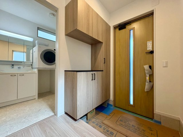 福井町　新築戸建住宅の玄関|明るく開放感のある玄関スペース。カウンター付きのシューズボックスにお好みの雑貨も飾れます。