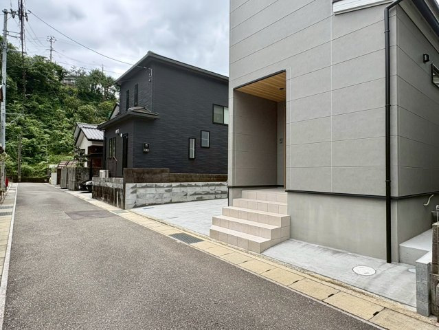 福井町　新築戸建住宅の前面道路含む現地写真|前道に面した開放的な立地。周辺は落ち着いた街並みで、小さなお子様がいるご家庭も安心です。