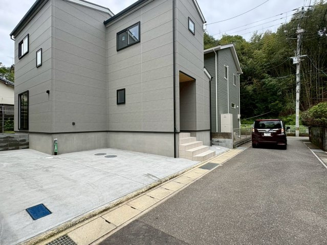 福井町　新築戸建住宅の前面道路含む現地写真|すっきりとした前面道路は車の出し入れもしやすく、毎日の通勤やお買い物もストレスフリーです。