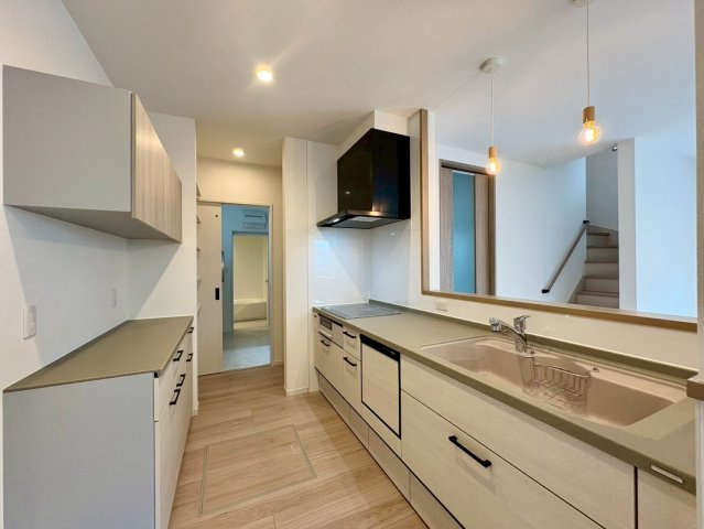 福井町　新築戸建住宅のキッチン|お料理に集中できる機能的なシステムキッチン。上下に豊富な収納を備え、手元もすっきり保てます。