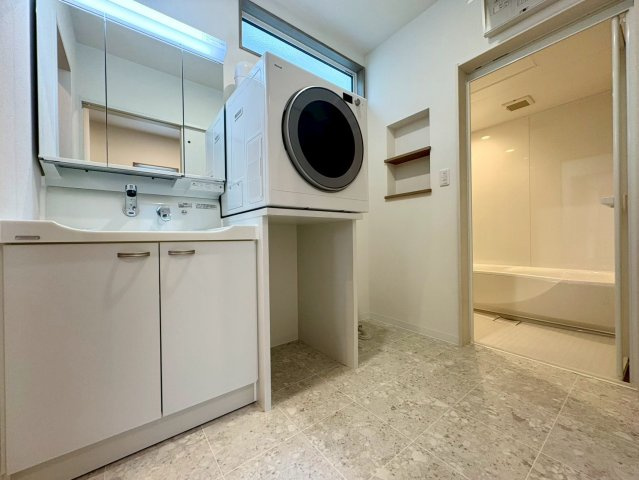 福井町　新築戸建住宅の独立洗面台|身支度がスムーズに整う三面鏡付きの独立洗面台。洗面小物をすっきりと収納できるデザインです。