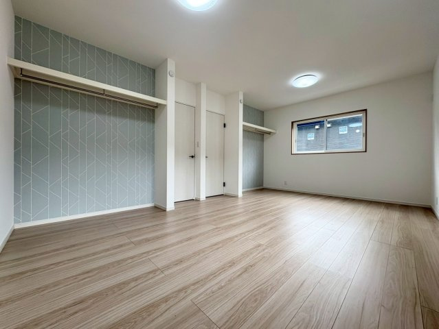福井町　新築戸建住宅の洋室|クローゼットを完備した明るい洋室。主寝室や子ども部屋など、多彩な用途でフレキシブルに使えます。