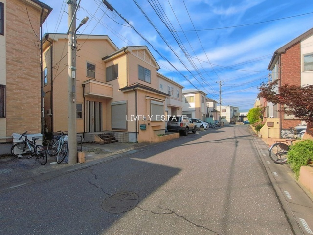 草加市青柳2丁目 中古戸建の前面道路含む現地写真