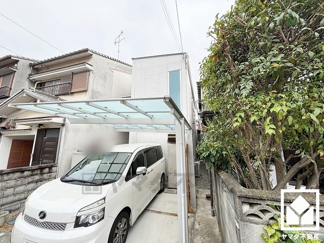 尼崎市西難波町2丁目の外観|タイヤのブランコや動物のオブジェなどユニークな遊具が豊富な「西難波公園」まで徒歩2分。公園の一角に交番があり、安心してお子さまが遊べるため、子育て世帯の方にもお勧めです。