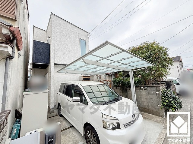 尼崎市西難波町2丁目の外観|コミュニケーションがとりやすいリビング階段の住宅。移動の際にLDKを通る生活動線なので、ご家族と顔を合わせる機会が増えます。