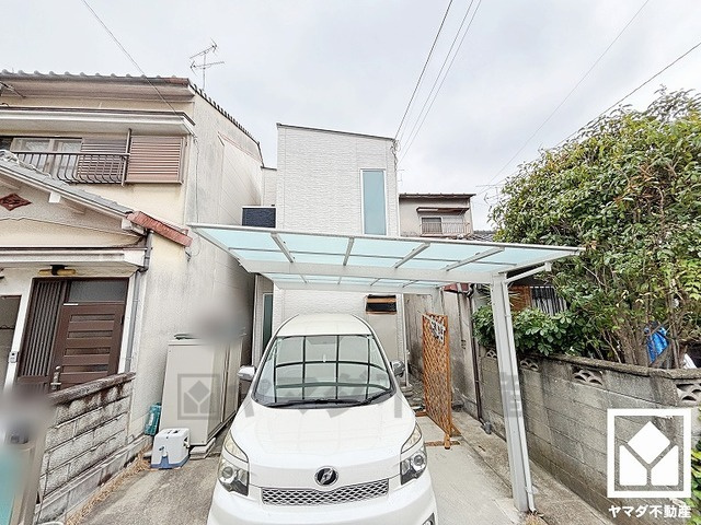 尼崎市西難波町2丁目の外観|玄関にはシューズボックスを完備。家族の靴もしっかり収納できるので、玄関がいつも片付き、気持ちよくお客様を迎えられます。