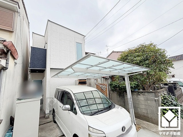 尼崎市西難波町2丁目の玄関|玄関が横向きのため道路から家の中が見えにくく、高いプライバシー性を確保できます。お子様の飛び出し防止にも効果的です。