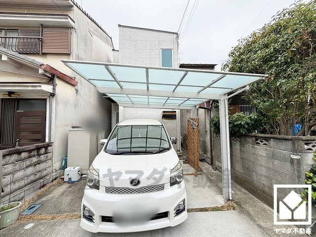 尼崎市西難波町2丁目の駐車場|ハイルーフ車可能なカーポート付きの駐車スペースを1台分完備。重い荷物や雨の日の移動もスムーズで、快適なカーライフを実現。