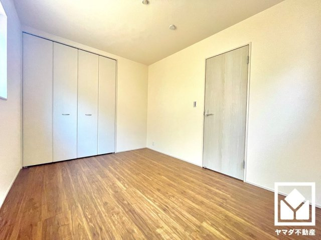 尼崎市常松3期　3号棟の子供部屋|約6帖の2階洋室です。お子様のお部屋などにも丁度良い広さです。独立したお部屋なのでプライベートな時間をゆったり過ごせそうです。