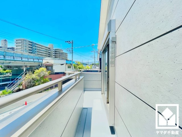 尼崎市常松3期　3号棟のバルコニー|南向きバルコニーで陽当たり、風通し良好。たっぷりの洗濯物も気持ちよく乾きます。