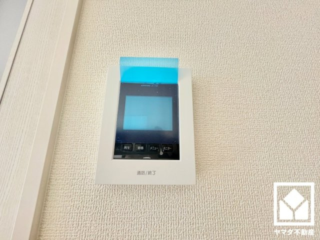 尼崎市常松3期　3号棟の防犯設備|突然の来訪時にも防犯面で心強いモニター付きインターホンを設置。お留守番中のお子様も、室内からスムーズに相手の確認ができます。