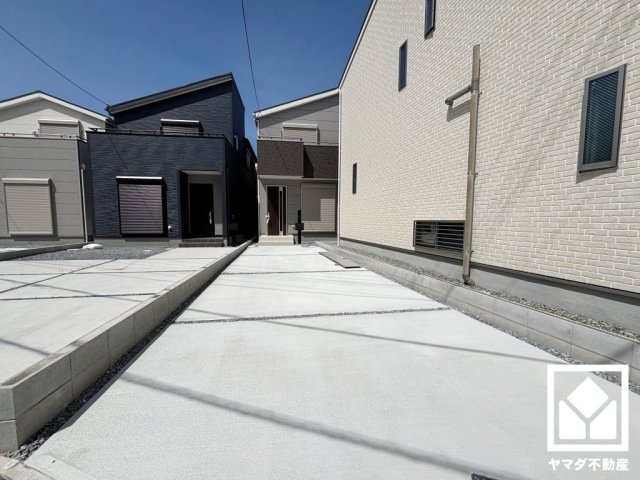 尼崎市常松3期　3号棟の駐車場|駐車スペースを確保。重い荷物や雨の日の移動もスムーズで、快適なカーライフを実現。