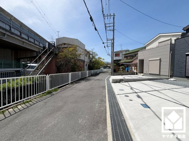 尼崎市常松3期　3号棟の前面道路含む現地写真|リーブルガーデンS尼崎市常松3期の3号棟です。区画それぞれ間取りが違うので、ライフスタイルに合わせてご検討ください。