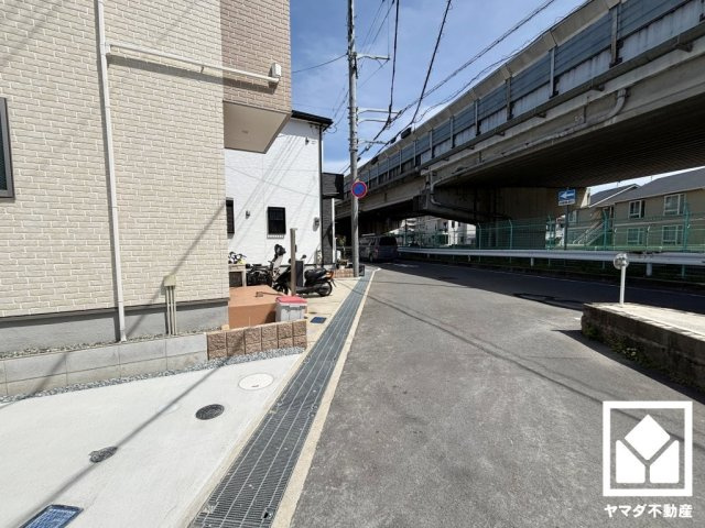 尼崎市常松3期　3号棟の前面道路含む現地写真|省エネ基準に適合した気密・断熱性能を備えており、毎日の冷暖房効率を高めます。
