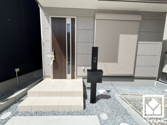 尼崎市常松3期　3号棟の玄関|リビングの窓はシャッター付きでセキュリティやプライバシーにも配慮されています。台風などによる飛来物からの保護、また防音・断熱効果もあり居住性を高めます。