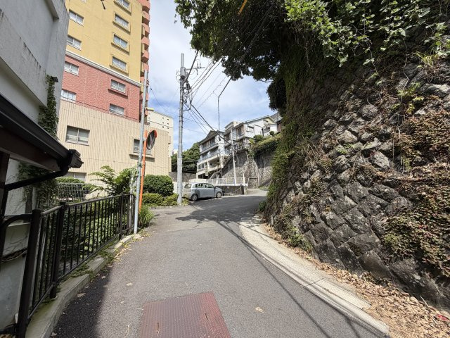 熱海市東海岸町　海と花火を望む500㎡超の土地の前面道路含む現地写真