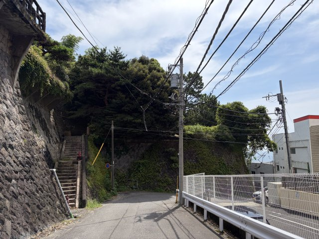 熱海市東海岸町　海と花火を望む500㎡超の土地の前面道路含む現地写真