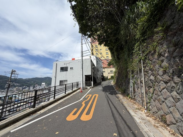 熱海市東海岸町　海と花火を望む500㎡超の土地の前面道路含む現地写真