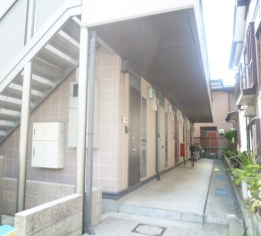 越谷市北越谷１丁目のアパートのエントランス