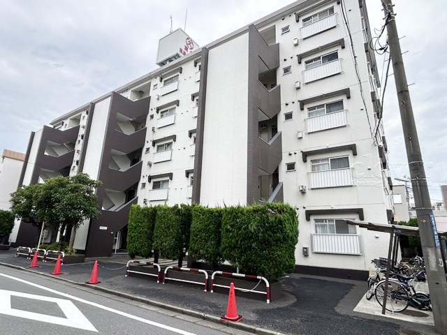 【現況写真】 | 東久高島平ハイツ | 前面道路と外観の様子です。～即日のご見学可能～　お問合せはお気軽にどうぞ。
